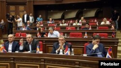 Ընդդիմադիր «Հայաստան» խմբակցությունը ԱԺ նիստի ժամանակ, արխիվ