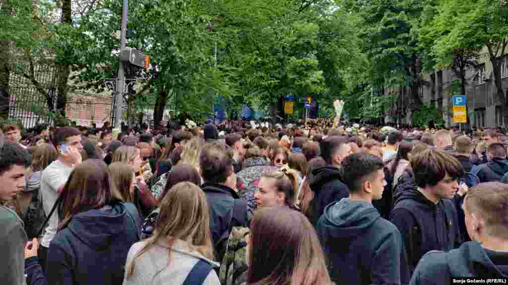 Više hiljada ljudi, uglavnom mladih, došlo je 4. maja na neformalni skup, kako bi odali počast nastradalima u masovnoj pucnjavi u beogradskoj osnovnoj školi "Vladislav Ribnikar".