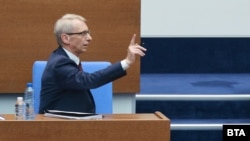 Премиерът Николай Денков по време на обсъжданията на внесения срещу правителството му вот на недоверие, 12 октомври 2023 г.