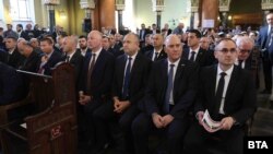 Главният прокурор Борислав Сарафов, министърът на правосъдието Атанас Славов, председателят на парламента Росен Желязков, президентът Румен Радев, посланикът на Израел Йосеф Леви Сфари и председателят на организацията на евреите в България „Шалом" Александър Оскар.