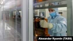 Новое расследование показывает, что китайские компании поставляют российским компаниям минералы, которые имеют критически важное значение для производства микрочипов и другой продукции, используемой при производстве оружия 