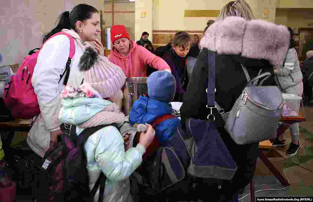 Пропонують також безкоштовно довозити евакуйованих до житла. Ужгород, Закарпатська область, 3 березя 2022 року