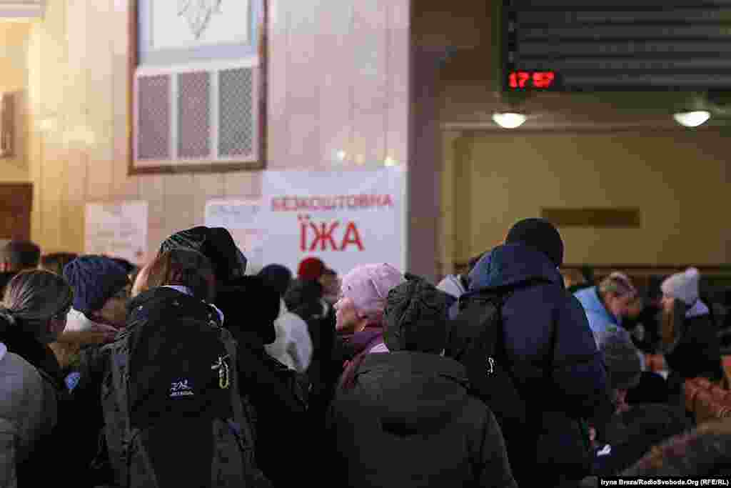 Ресторатори Ужгорода об’єдналися, готують страви у закладах і оперативно привозять на вокзал. Ужгород, Закарпатська область, 3 березя 2022 року