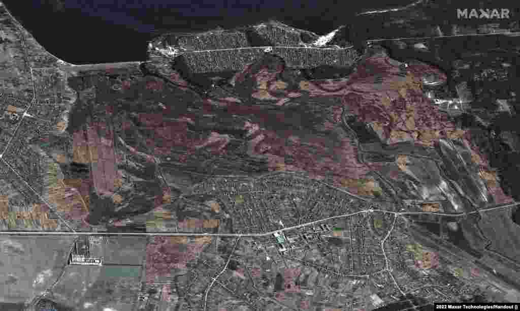 Супутникове фото Козаровичів до затоплення, 28 лютого 2022 року. Satellite image ©2022 Maxar Technologies. Дамбу підірвали 26 лютого