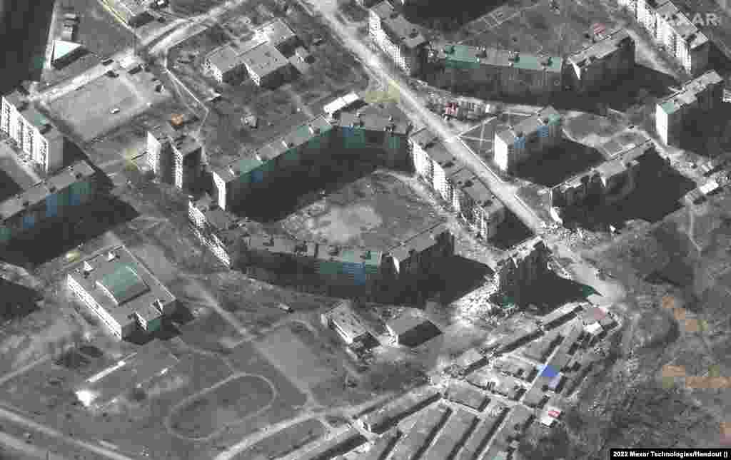 На супутниковому знімкам видно руйнування житлових будинків Маріуполя внаслідок російських обстрілів та бомбардувань, 22 березня 2022 року. Satellite image ©2022 Maxar Technologies