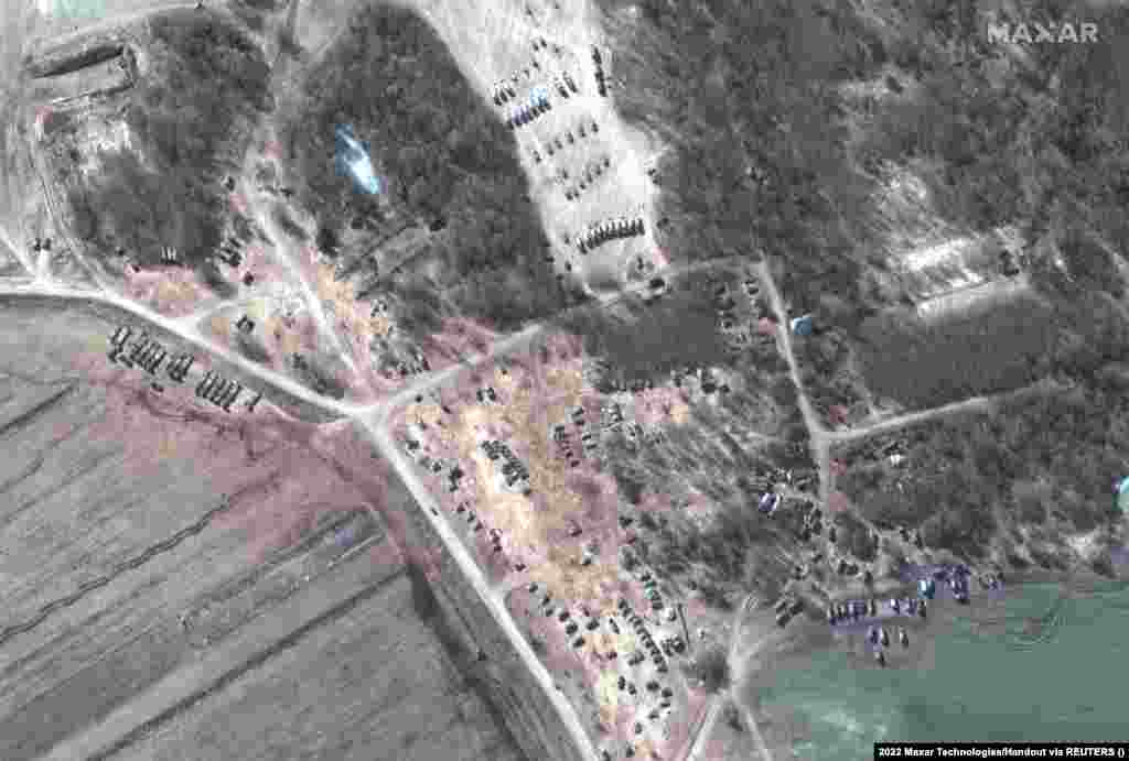 Експерти Satellite image ©2022 Maxar Technologies кажуть, що на знімку – російські сухопутні війська поблизу Дубліна, Білорусь. Satellite image ©2022 Maxar Technologies, 18 березня 2022 року