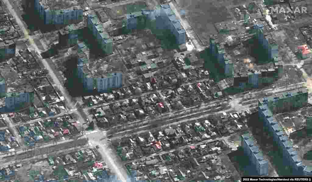 Російські танки займають позиції в житловому районі Маріуполя. Супутниковий знімок Satellite image ©2022 Maxar Technologies від 19 березня 2022 року