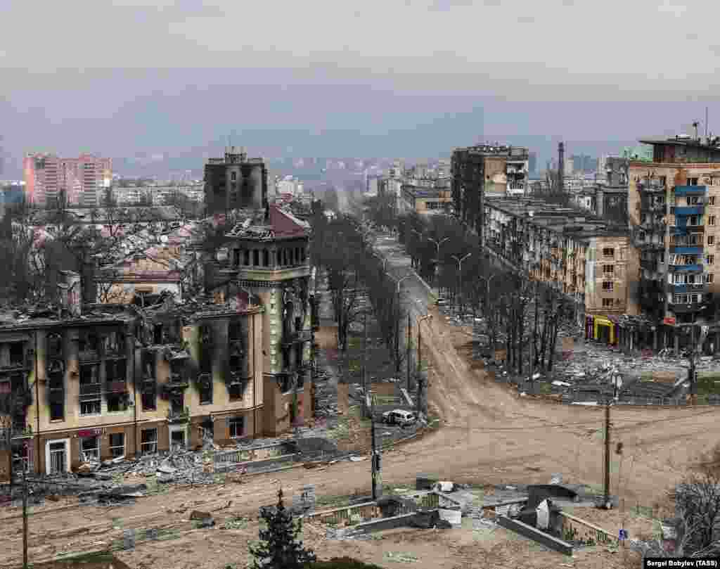 Тот же перекресток и здание с башней в апреле 2022 года 