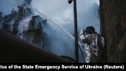 Пожежник працює на місці удару по критичному об’єкту енергетичної інфраструктури, грудень 2022 року
