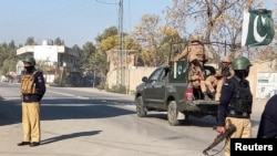 د خیبر پښتونخوا په بنو کې وخت ناوخته وسله وال پر پولیسو بریدونه کوي. (انځور: ارشیف)