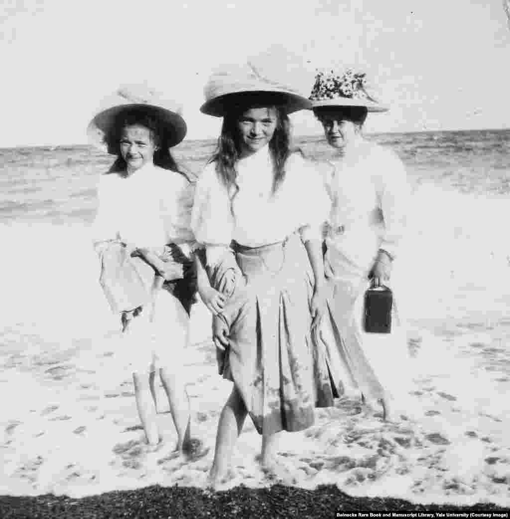 Ana Virubova (desno) na plaži sa mladim nadvojvotkinjama Tatjanom i Olgom. Nakon što je carska porodica ubijena, Ana, njihova bliska prijateljica, uspela je da pobegne iz sovjetske Rusije sa šest albuma koji sadrže ove fotografije. 