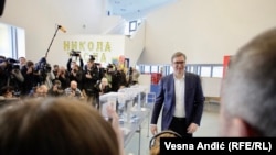 Aleksandar Vučić, predsednik Srbije i lider Srpske napredne stranke, na biračkom mestu u Beogradu na izborni dan 3. aprila 2022.