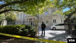 FBI əməkdaşları rusiyalı oliqarx Oleq Deripaskanın Vaşinqtondakı evinin qarşısında.