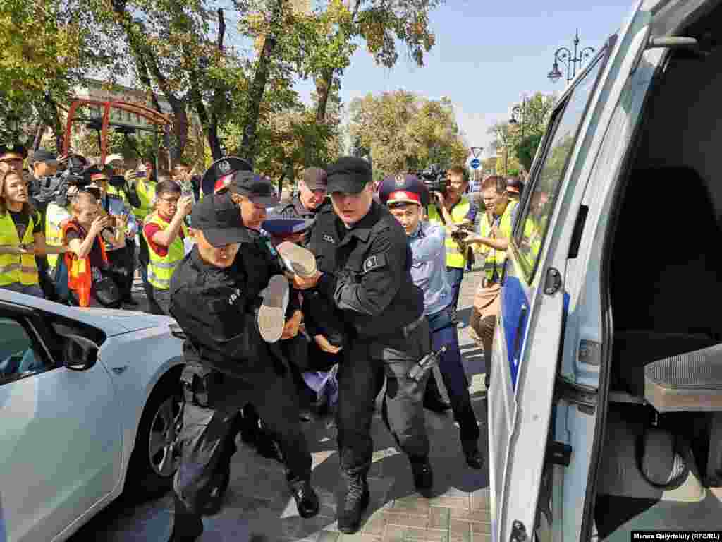 Алматыда түске таман бірнеше адам "митинг болады" деп алдын ала белгіленген орынға келіп, билікке талап айта бастады. Бірақ полиция қызметкерлері оларға сөзін аяқтатпай, ұстап әкетті. Алматы, 21 қыркүйек 2019 жыл. 