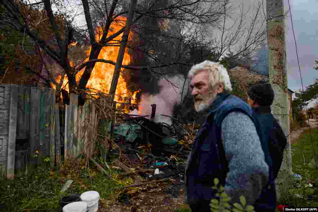 Більшість людей із 70-тисячного населення Бахмута виїхали з міста. Ті, хто залишився, – переважно люди похилого віку, які нікуди не захотіли їхати з своїх домівок. Вони живуть тут без води й електрики, під обстрілами
