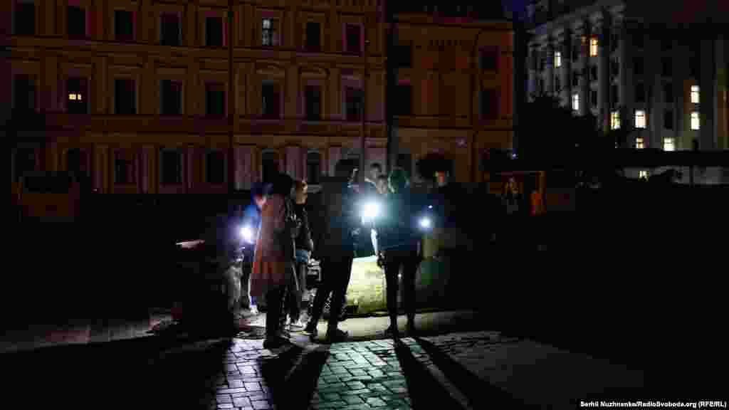 Під час нормування електроенергії в Києві 19 жовтня люди для освітлення використовують мобільні телефони. «Російський терор проти наших енергетичних об’єктів спрямований на те, щоб створити якомога більше проблем з електроенергією та теплом для України цієї осені та взимку, і щоб якомога більше українців поїхало до ваших країн», — сказав Зеленський на саміті ЄС у Брюсселі