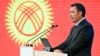 Президент Садыр Жапаров на фоне изображения флага Кыргызстана. Бишкек. 30 сентября 2021 года.