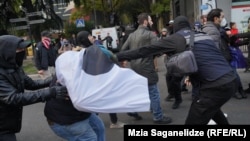 პოლიციელებმა მელიქიშვილის გამზირზე დააკავეს საპროტესტო აქციის მონაწილეები.