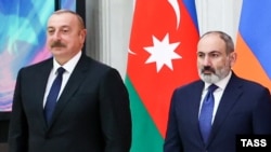Азербайжандын президенти Ильхам Алиев жана Армениянын өкмөт башчысы Никол Пашинян. Архивдеги сүрөт.