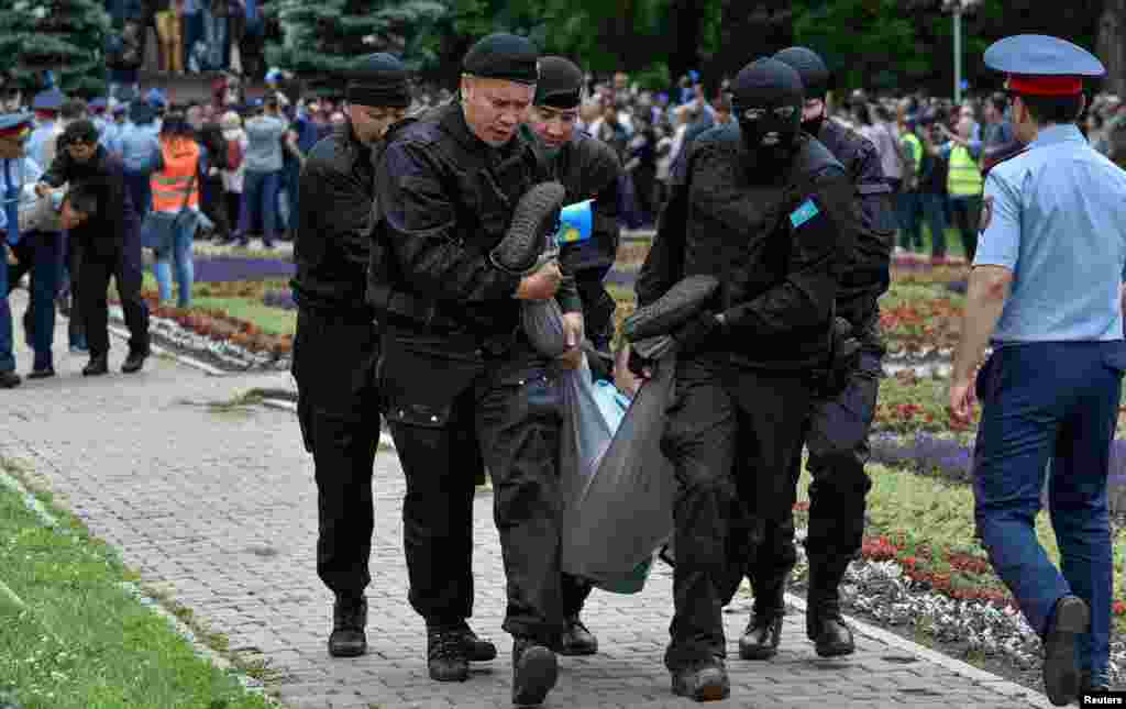 Момент задержания людей на площади "Астана". Алматы, 9 июня 2019 года. 
