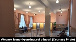 У 87-му виборчому окрузі опрацьовано лише 67,52 відсотка протоколів. Вибори відбулися у неділю