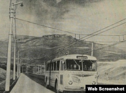 Тролейбус Škoda 8Tr на ділянці траси Алушта–Ялта. Фото А. Рябцова. «Курортна газета». 26 липня 1961 року, № 147 (5041).