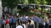 Сотрудники полиции не разрешают активистам оппозиции войти на площадь Свободы, Ереван, 1 июня 2010 г. 