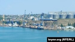 Балкер класса «река – море» грузится зерном у терминала «Авлита», Севастополь