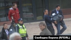 Членове на избирателни комисии носят в чували изборни книжа