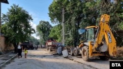 Машини разчистват щетите в село Каравелово.