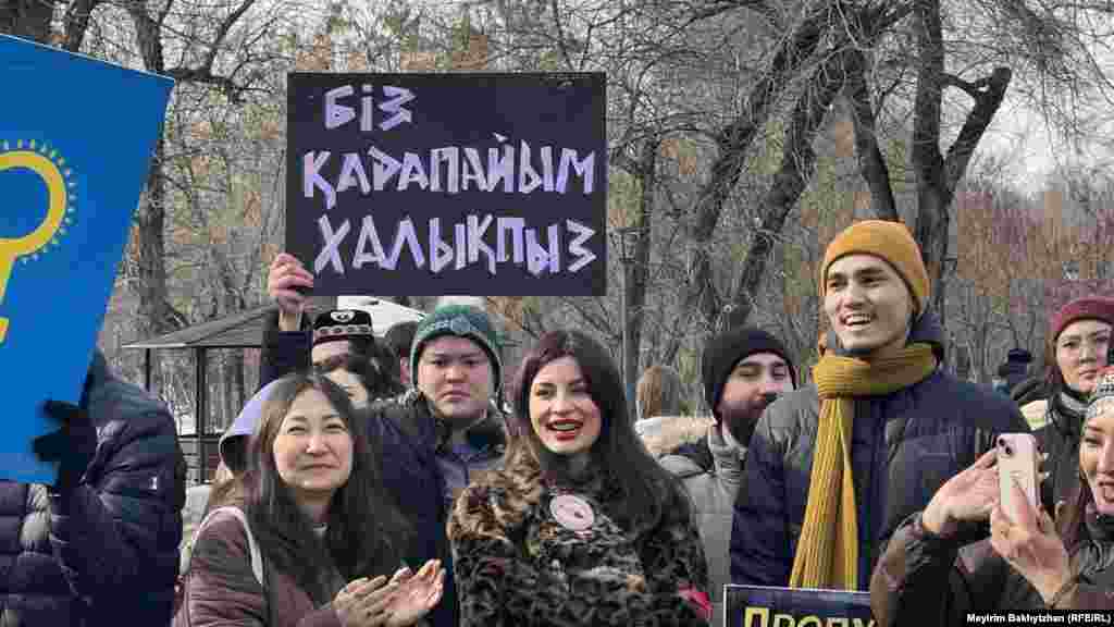 "Біз қарапайым халықпыз" деген жазуы бар плакат ұстаған адам. Бұл Қаңтар оқиғасы кезінде Республика алаңына бейбіт түрде шыққан халықтың қолында болған үлкен плакатпен үндеседі. Куәгерлердің айтуынша, сол кезде алаңға шыққандардың көбі оққа ұшқан. Қанды Қаңтар кезінде кемінде 238 адам опат болды. 