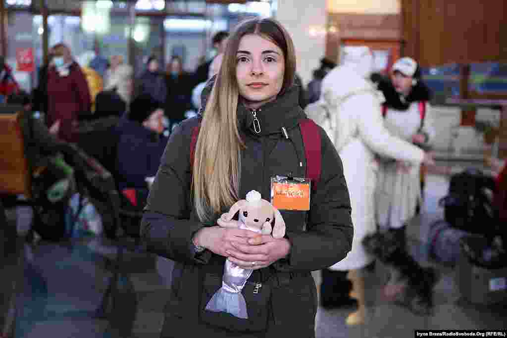 Інна навчається на гештальт-терапевтку. Разом ще з десятьма психологами чергує на вокзалі. Зміна – 3-4 години, дехто затримується і довше. «Більшість людей, що приїжджають, у ступорі. Ми їх зупиняємо, розповідаємо, що у нас безпечно, кажемо, де можна поїсти, оселитися», – пояснює дівчина. Ужгород, Закарпатська область, 3 березя 2022 року