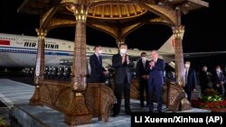 Китайский лидер Си Цзиньпина (в центре) и президент Узбекистана Шавкат Мирзиёев (справа) в Самарканде. Узбекистан, 14 сентября 2022 года