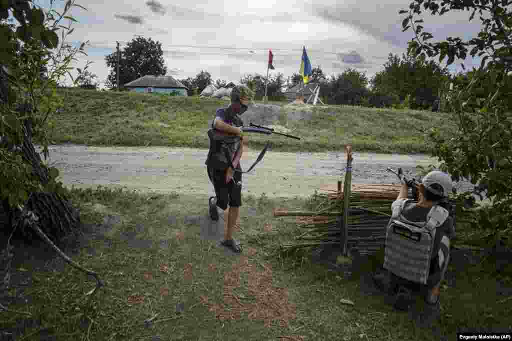 Хлопці відходять на запасну позицію на своєму ігровому блокпосту. Приховані запасні вогневі позиції є звичними на справжніх блокпостах на українських дорогах