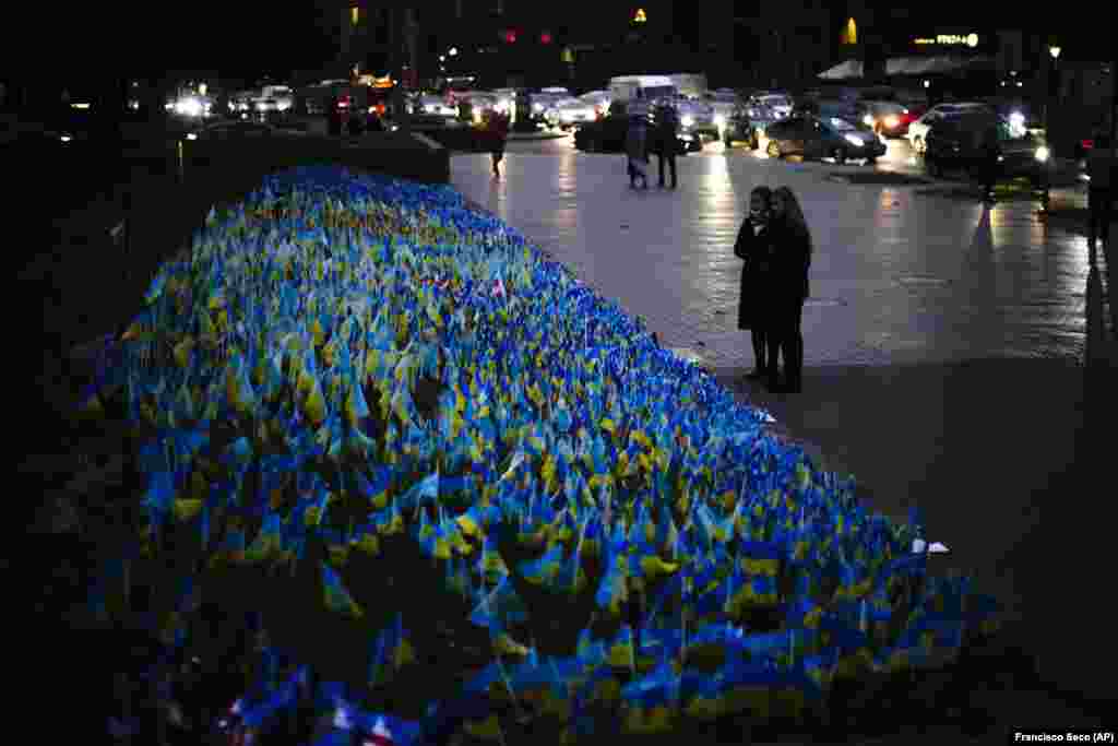 Жінки стоять біля прапорців, встановлених на майдані Незалежності в Києві в пам'ять про загиблих під час війни, фото від 20 жовтня Російський президент Володимир Путін 10 жовтня підтвердив завдання Росією масованих ударів по Україні, зокрема по об’єктах енергетики. При цьому він пригрозив новими атаками «у разі продовження спроб проведення на російській території терактів».
