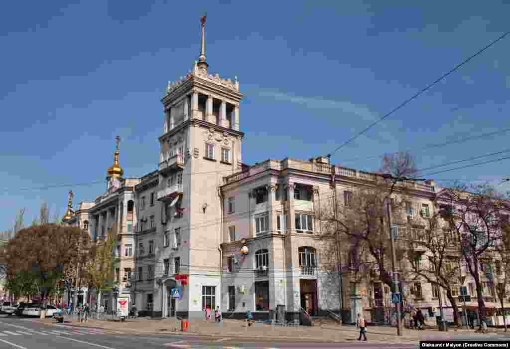 Один из двух исторических «шпилей» в центре Мариуполя, фото мая 2021 года