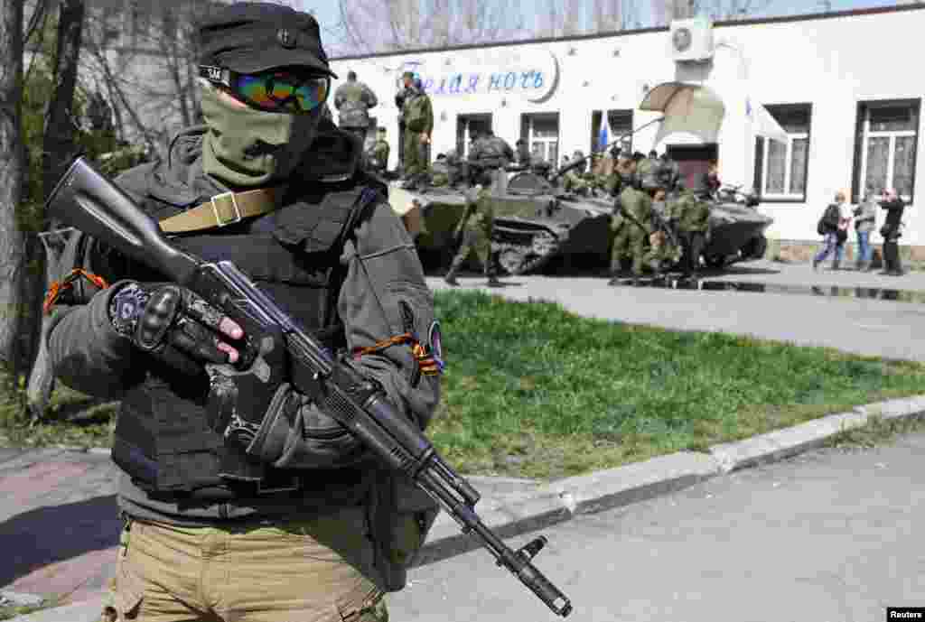 Проросійський бойовик охороняє бронетехніку біля міськради в Слов'янську, 16 квітня 2014 року