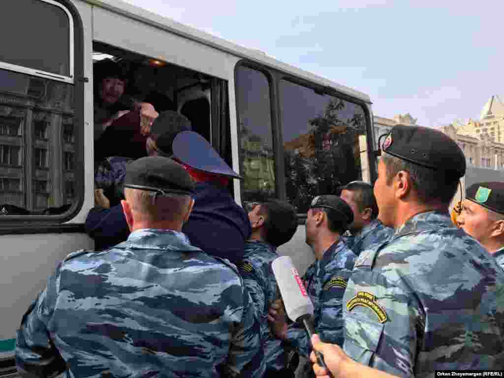 Нұр-Сұлтан қалалық әкімдігінің өкілі "митинг өткізу жайлы ешкімнен өтініш түспегенін, шараның заңсыз екенін ескертіп", жұрттан тарауды сұрады. Полиция оқиға орнынан хабар таратып жүрген Азаттық тілшісі Сәния Тойкенді ұстап, кейін қайта босатты. Нұр-Сұлтан, 21 қыркүйек 2019 жыл. 
