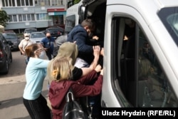 Nepoznati ljudi prisilno zatvaraju Pavala Sevjarjenca, opozicionog političara ispred njegove kuće 7. juna