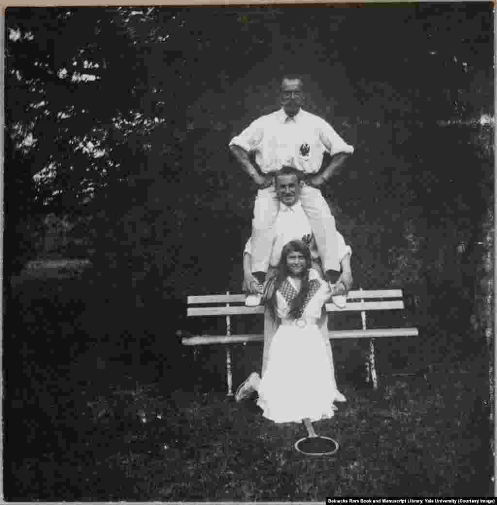 Anastasija, najmlađa nadvojvotkinja, fotografisana nakon partije tenisa sa oficirom i njenim ocem, Nikolajem II. U noći ubistva, 17. jula 1918, Anastasija se onesvestila nakon prvih pucnjeva. Probudila se nekoliko trenutaka kasnije i vrisnula pre nego što su je boljševici izboli bajonetima. 