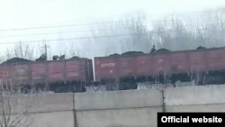 Газ ва электр йўқлиги ортидан юриб кетаëтган поезд вагонларидан кўмир ўғирлаш ҳолатлари кузатилмоқда. “Ўзбекистон темир йўллари” АЖ фотоси.
