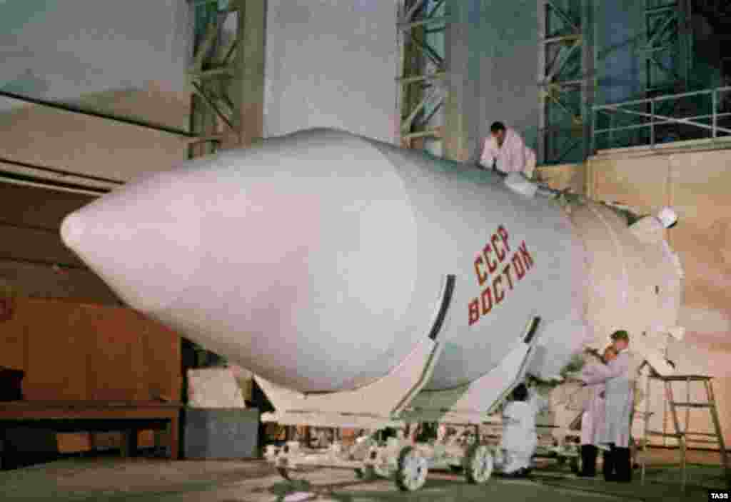 Последни проверки на ракетата "Восток", която ще изстреля съветския космонавт Юрий Гагарин в орбита през 1961 г. От Байконур са направени много исторически изстрелвания в Космоса, включително и на първия сателит през октомври 1957 г., първото куче през ноември 1957 г., първия човек през 1961 г. и първата жена през 1963 г. 
