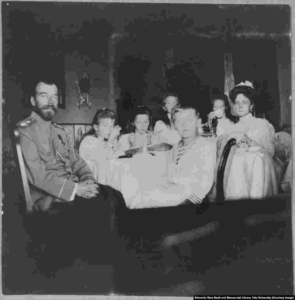 Nikolaj II i njegova supruga carica Aleksandra (skroz desno), sa njihove četiri kćeri i sinom. Car je bio primoran da abdicira 1917, a njega i njegovu porodicu boljševičke trupe su streljale i bajonetima izbole na smrt 1918, da bi zatim njihova tela bila posuta kiselinom i bačena u rudarsko okno. 