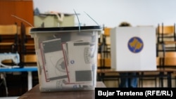 Një person duke votuar në Prishtinë për zgjedhjet parlamentare të mbajtura më 9 shkurt 2025. Fotografi ilustruese nga arkivi. 