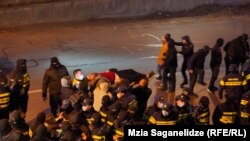 "თბილისი მოლთან" აქციაზე პოლიცია მოქალაქეებს აკავებს.