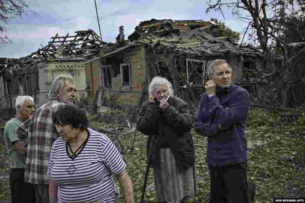 Люди, чиї оселі зруйнувала російська армія в результаті ракетного удару по Дружківці 5 червня. Одна жінка загинула. 