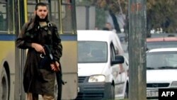 Mevludin Jašarević tokom napad na američku ambasadu u Sarajevu 28. oktobra 2011. godine