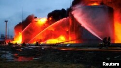 Співробітники оперативного реагування працюють на місці сховища палива, ураженого крилатими ракетами у Львові