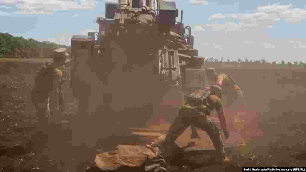 Установка обладнана системою керування вогнем «Сігма-30», до складу якої входить приймач навігаційної системи NAVSTAR. СКВ має радар для вимірювання початкової швидкості, вбудований балістичний блок керування та автоматичну систему подання снарядів