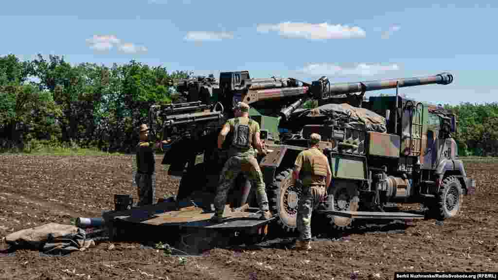 Українські військові готують снаряди для самохідної артилерійської установки «Цезар» (Caesar) поблизу лінії фронту, Донецька область 